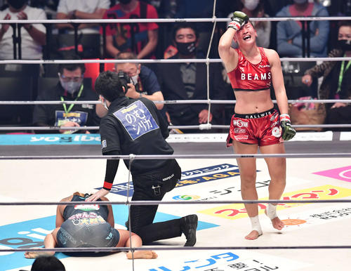 RENA対山本美憂　2回、山本美憂（左）にTKO勝利したRENA（撮影・岩下翔太）