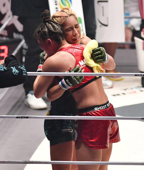 RENA（手前）に敗れ、試合後に抱き合う山本美憂（撮影・岩下翔太）