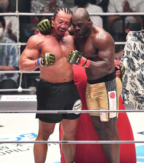 ボビー・オロゴン対北村克哉　北村克哉（左）に勝利し、記念撮影するボビー・オロゴン（撮影・岩下翔太）