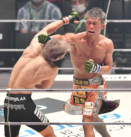 TARKER対関原翔　TARKER（左）とパンチを打ち合う関原翔（撮影・岩下翔太）
