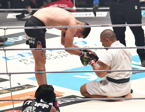 熊沢伸哉対タナー・ロレンツォ　2回、熊沢伸哉（右）に勝利し、握手を交わすタナー・ロレンツォ（撮影・岩下翔太）