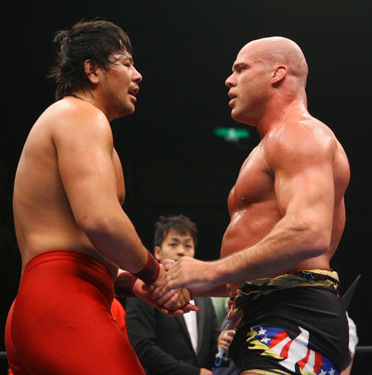 新日本両国大会　中邑真輔と握手をするカート・アングル（2008年2月17日撮影）