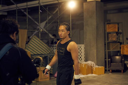 倉庫ファイトでドラゴンをKOし、悠然と立ち去る朝倉(C）AbemaTV, Inc.