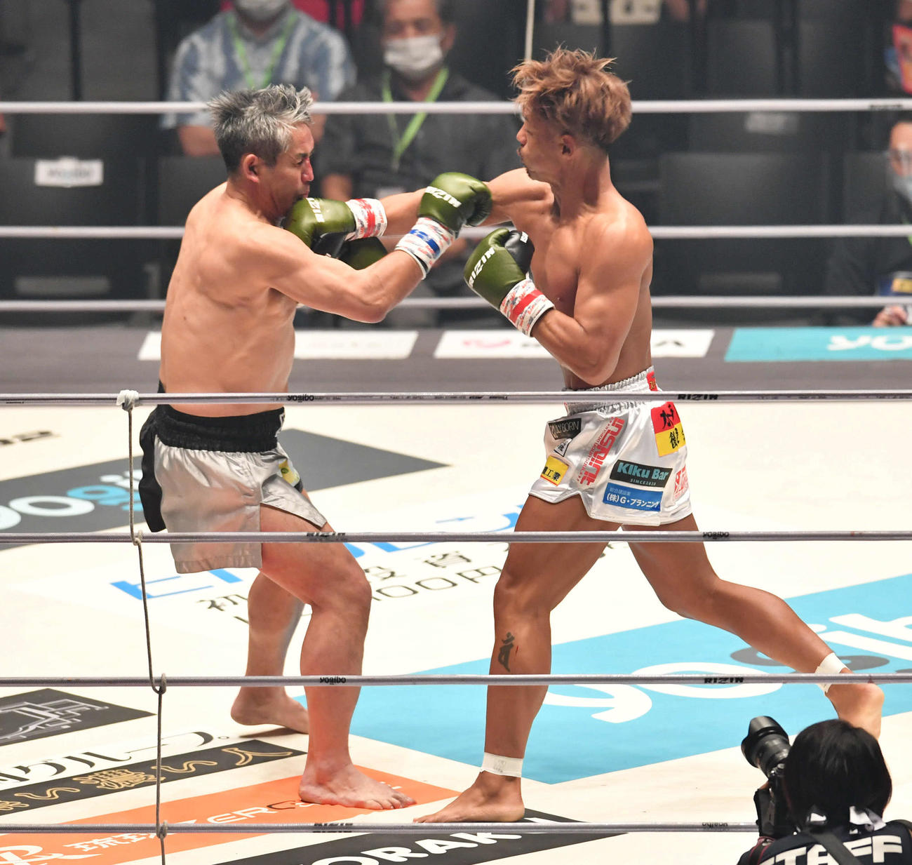 宮城寛克対ロペス薩摩　1R、強烈な一撃がロペス薩摩（左）の顔面をとらえ、TKO勝利を挙げた宮城寛克（撮影・岩下翔太）