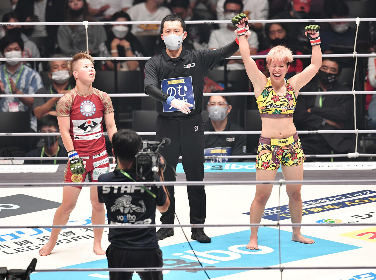にっせー対古賀愛蘭　古賀愛蘭（左）に判定勝利し、笑顔を見せるにっせー（撮影・岩下翔太）