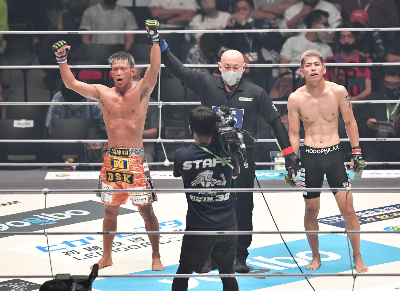 TARKER対関原翔　TARKER（右）に判定勝利した関原翔（撮影・岩下翔太）