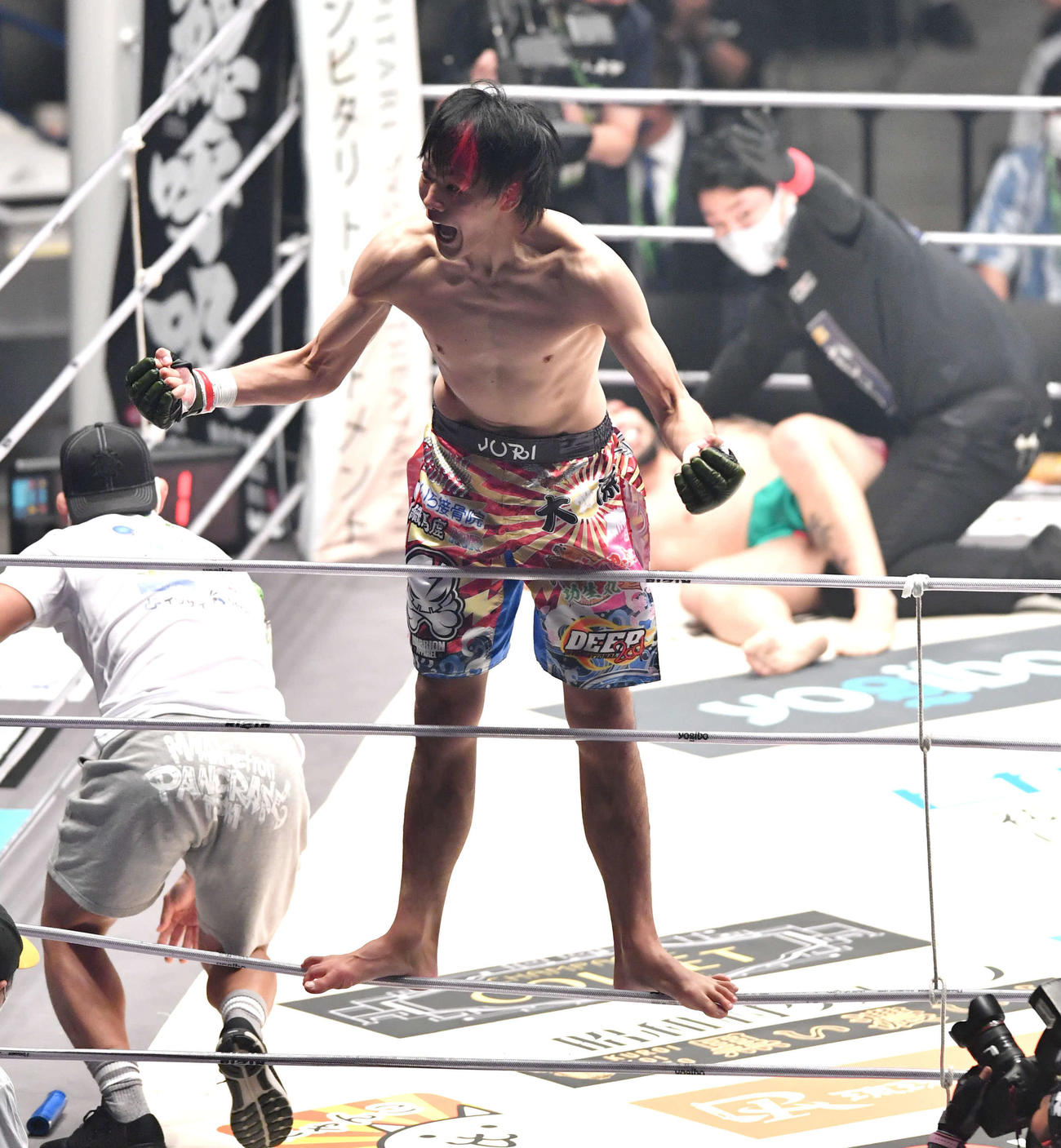 大原樹里対渡慶次幸平　1回、渡慶次幸平にTKO勝利し、雄たけびをあげる大原樹里（撮影・岩下翔太）