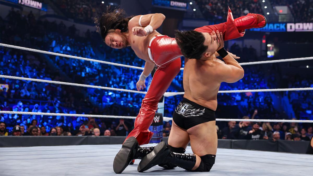 エンジェル（右）にキンシャサを打ち込むインターコンチネンタル王者中邑（C）2021 WWE, Inc. All Rights Reserved.