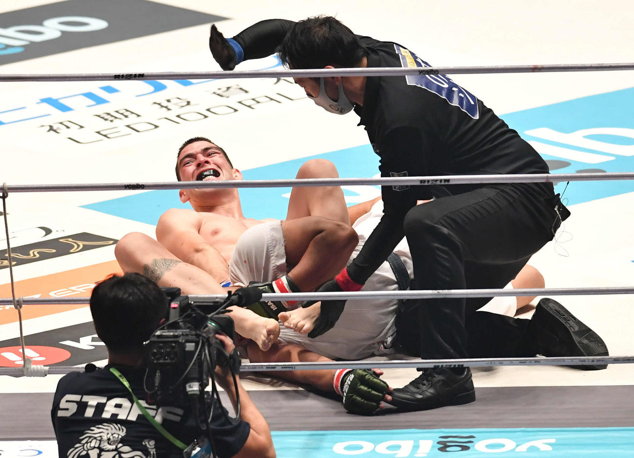 熊沢伸哉対タナー・ロレンツォ　2回、熊沢伸哉に勝利したタナー・ロレンツォ（撮影・岩下翔太）