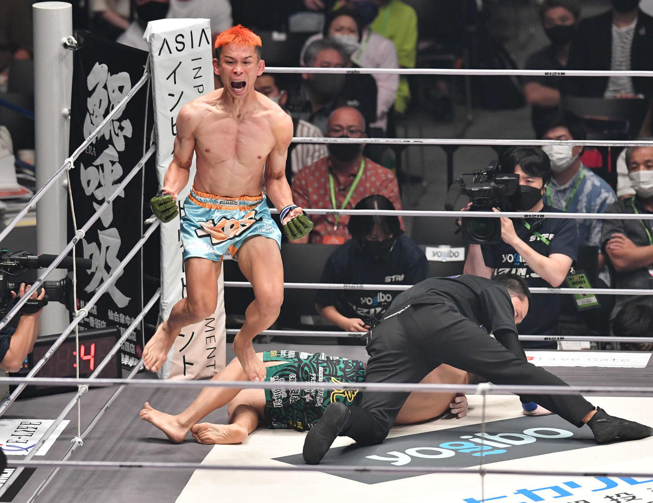 安谷屋智弘対宮城友一　1回、安谷屋智弘にKO勝利し、雄たけびをあげる宮城友一（撮影・岩下翔太）