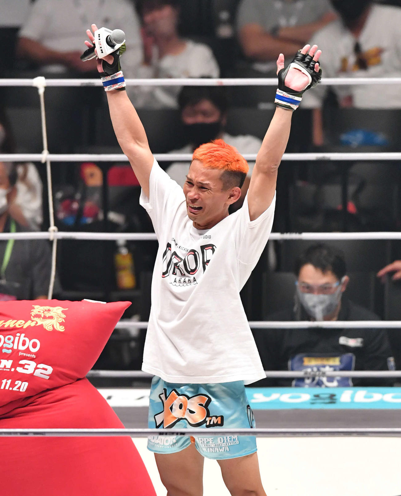安谷屋智弘対宮城友一　安谷屋智弘にTKO勝利し、試合後にスタンドで観戦した家族に涙を流しながら手を振る宮城友一（撮影・岩下翔太）