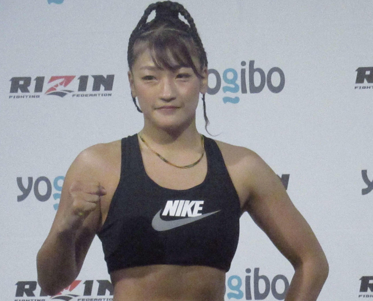 前日計量でリラックスした表情を見せるRENA（撮影・勝部晃多）