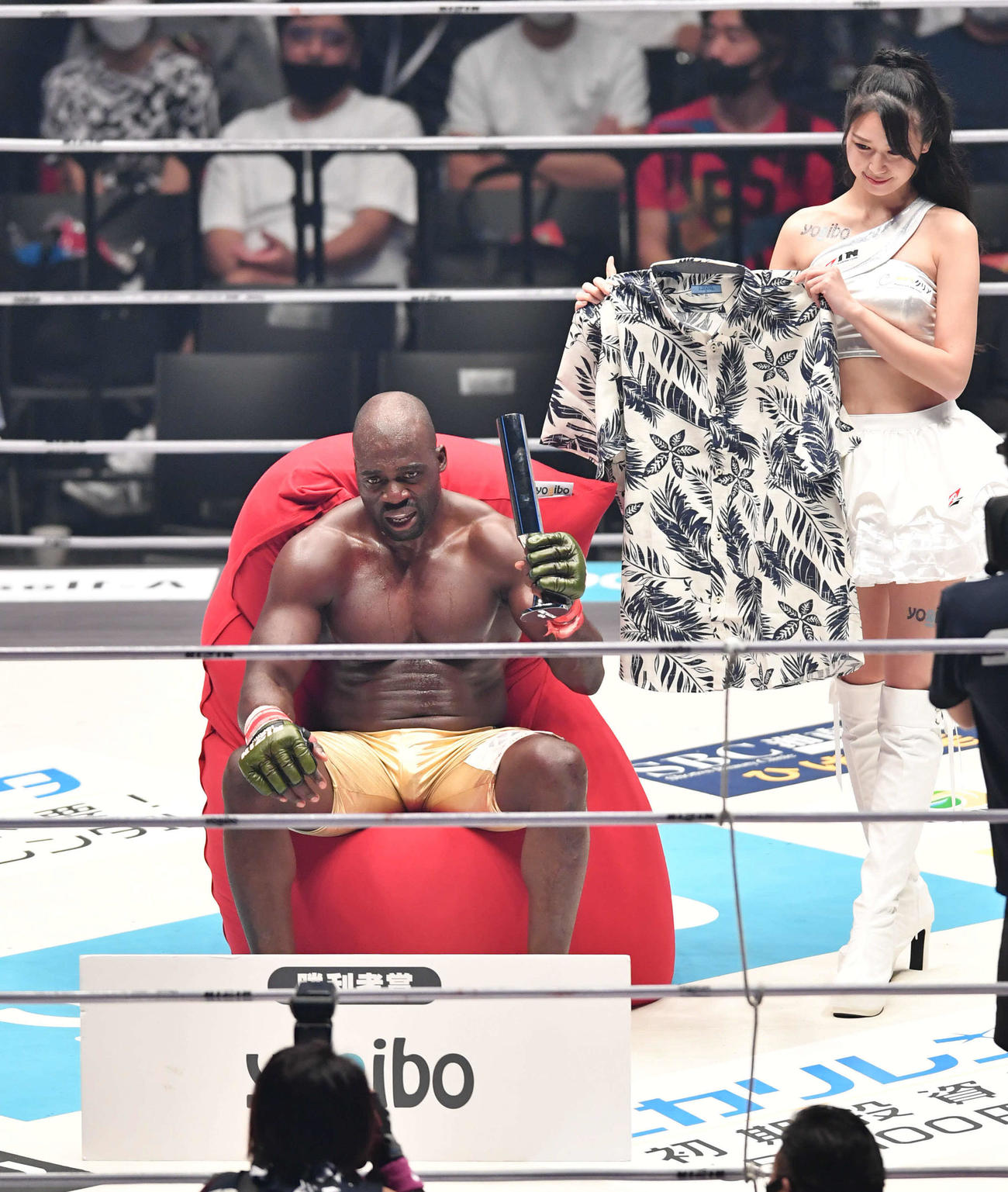 北村克哉に勝利し、トロフィーを手に記念撮影するボビー・オロゴン（撮影・岩下翔太）