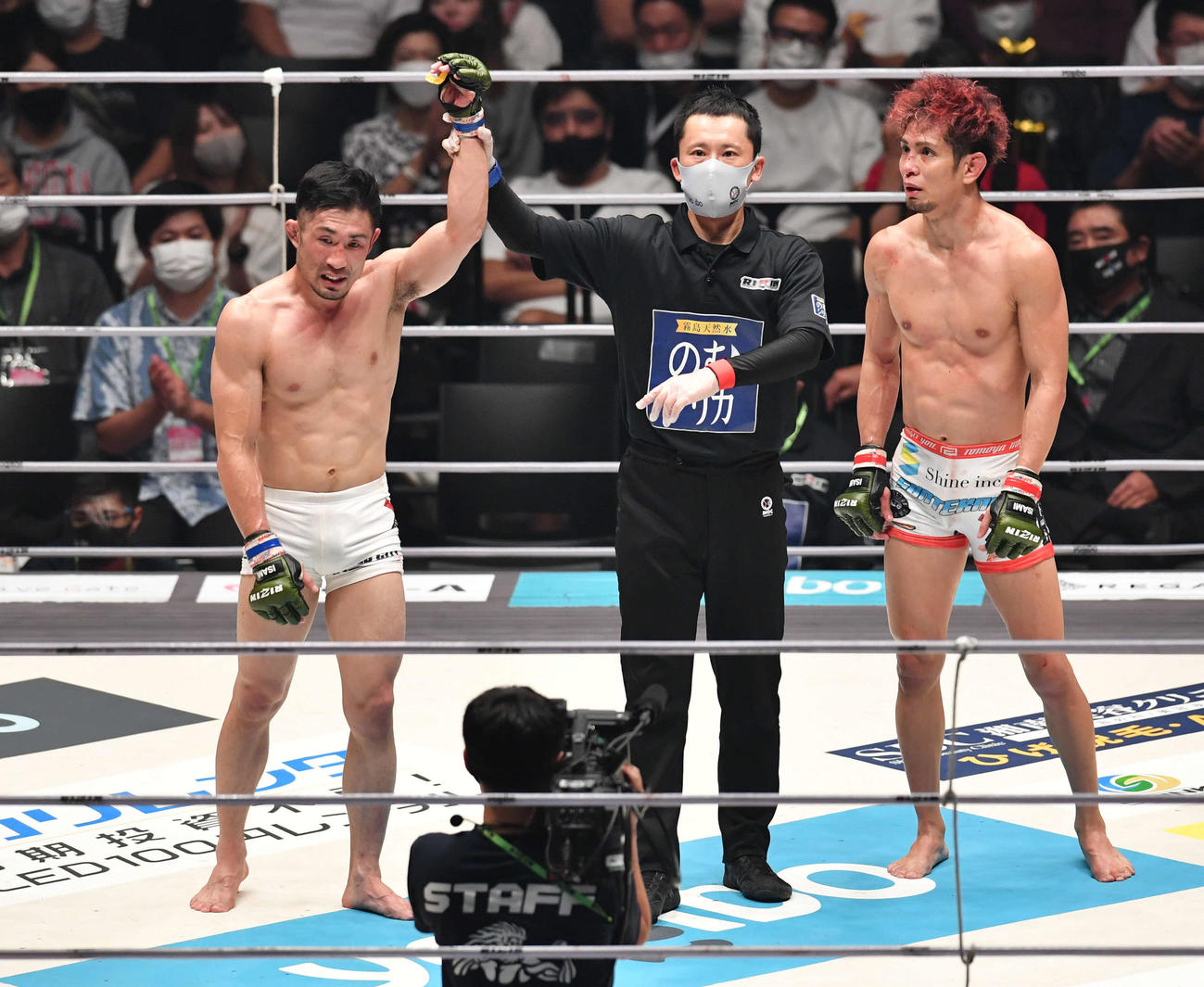 砂辺光久対前田吉朗　砂辺光久（右）に判定勝利した前田吉朗（撮影・岩下翔太）