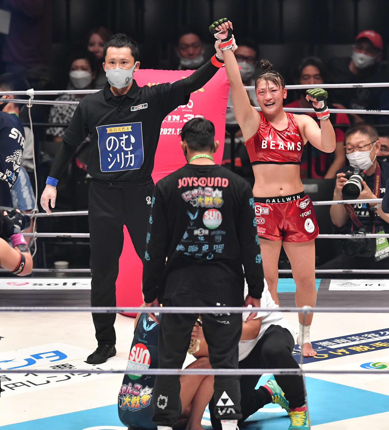 RENA対山本美憂　2回、山本美憂にTKO勝利したRENA（撮影・岩下翔太）