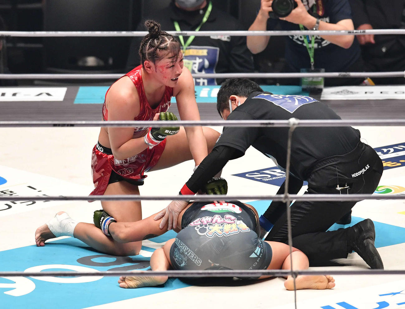 RENA対山本美憂　2回、山本美憂（右）にTKO勝利したRENA（撮影・岩下翔太）