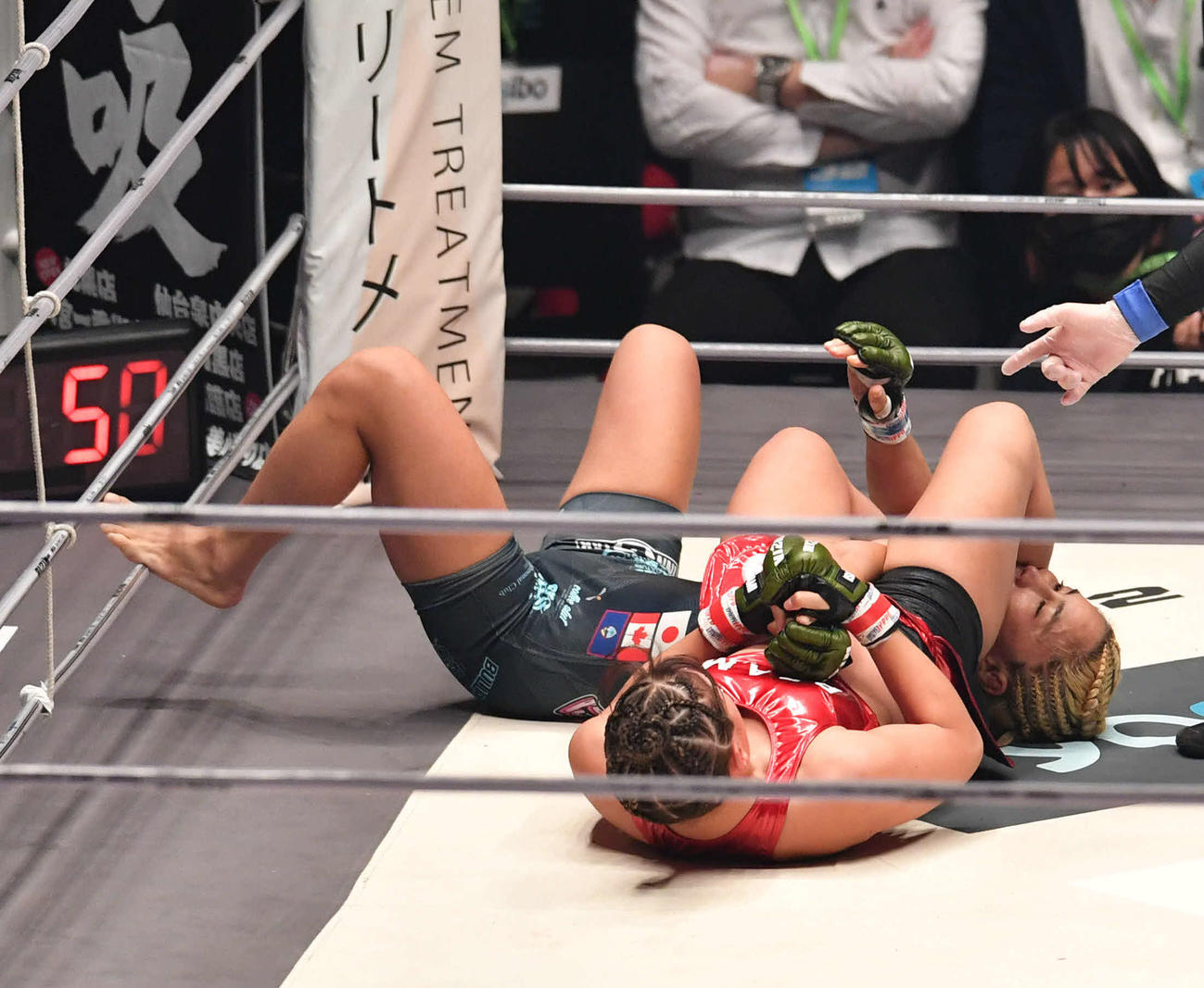 山本美憂（後方）に関節技を決めるRENA（撮影・岩下翔太）