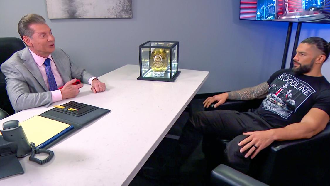 WWEユニバーサル王者レインズ（右）に「クレオパトラの卵」を自慢するビンス・マクマホン会長（C）2021 WWE, Inc. All Rights Reserved.