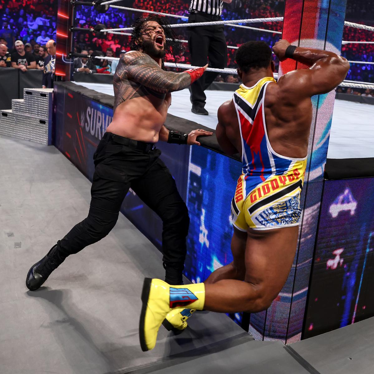WWEヘビー級王者ビッグE(右）をコーナーポストにたたきつけたWWEユニバーサル王者レインズ（Ｃ）2021 WWE, Inc. All Rights Reserved.