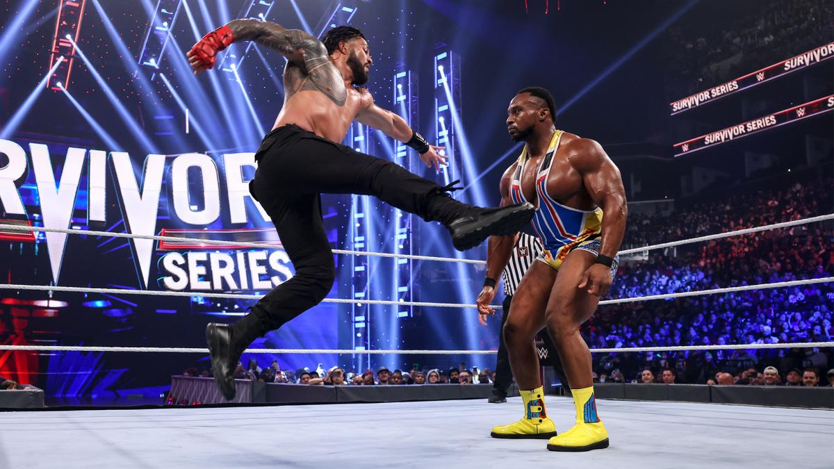 WWEヘビー級王者ビッグE(右）にスーパーマンパンチを狙うWWEユニバーサル王者レインズ（Ｃ）2021 WWE, Inc. All Rights Reserved.