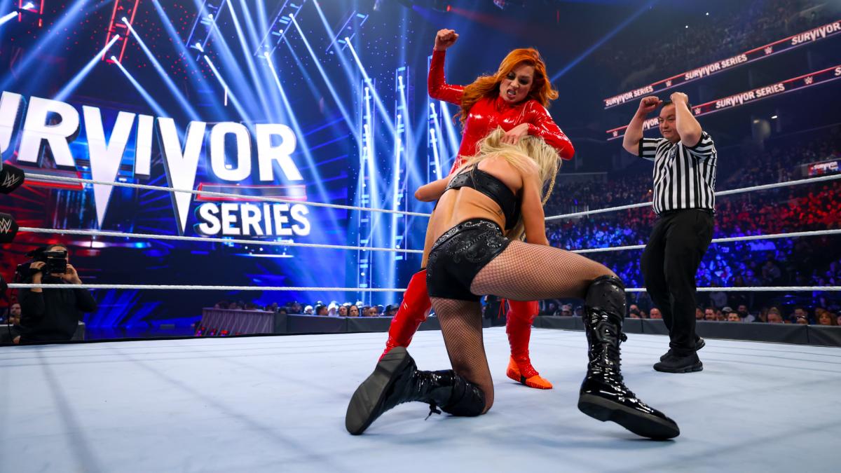 SD女子王者フレアー（手前）を殴打するロウ女子王者リンチ（C）2021 WWE, Inc. All Rights Reserved.