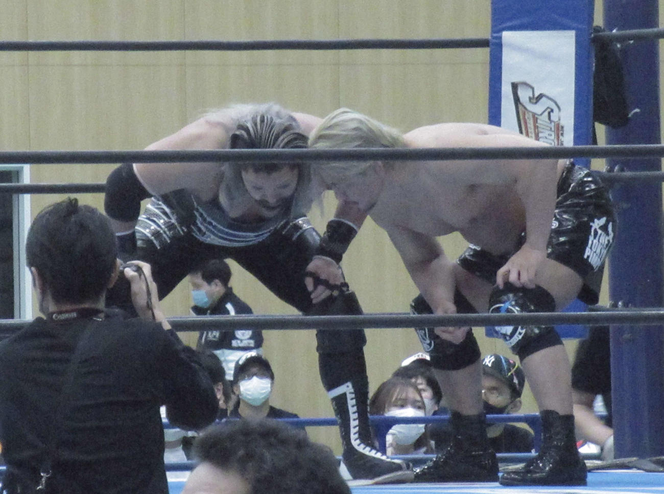 試合開始前に相談する裕二郎とEVIL（撮影・勝部晃多）