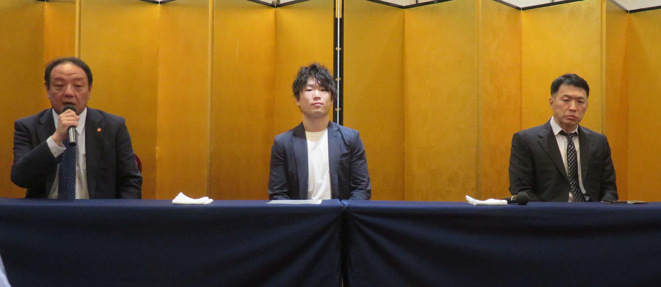 記者会見に出席した前WBC世界ライトフライ級王者寺地拳四朗（中央）。右端は父の寺地永会長、左端は三迫ジムの三迫貴志会長