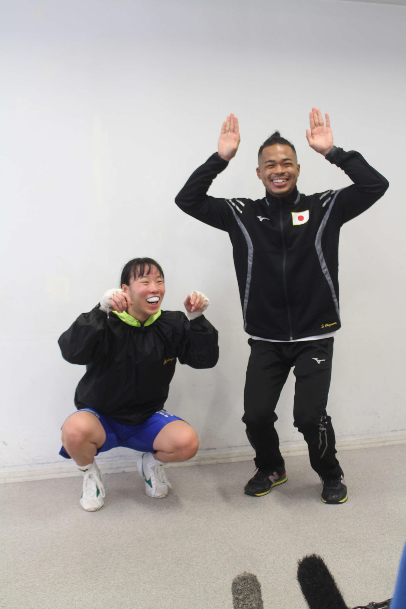 入江（左）はカエルポーズを披露する入江（左）と岡沢