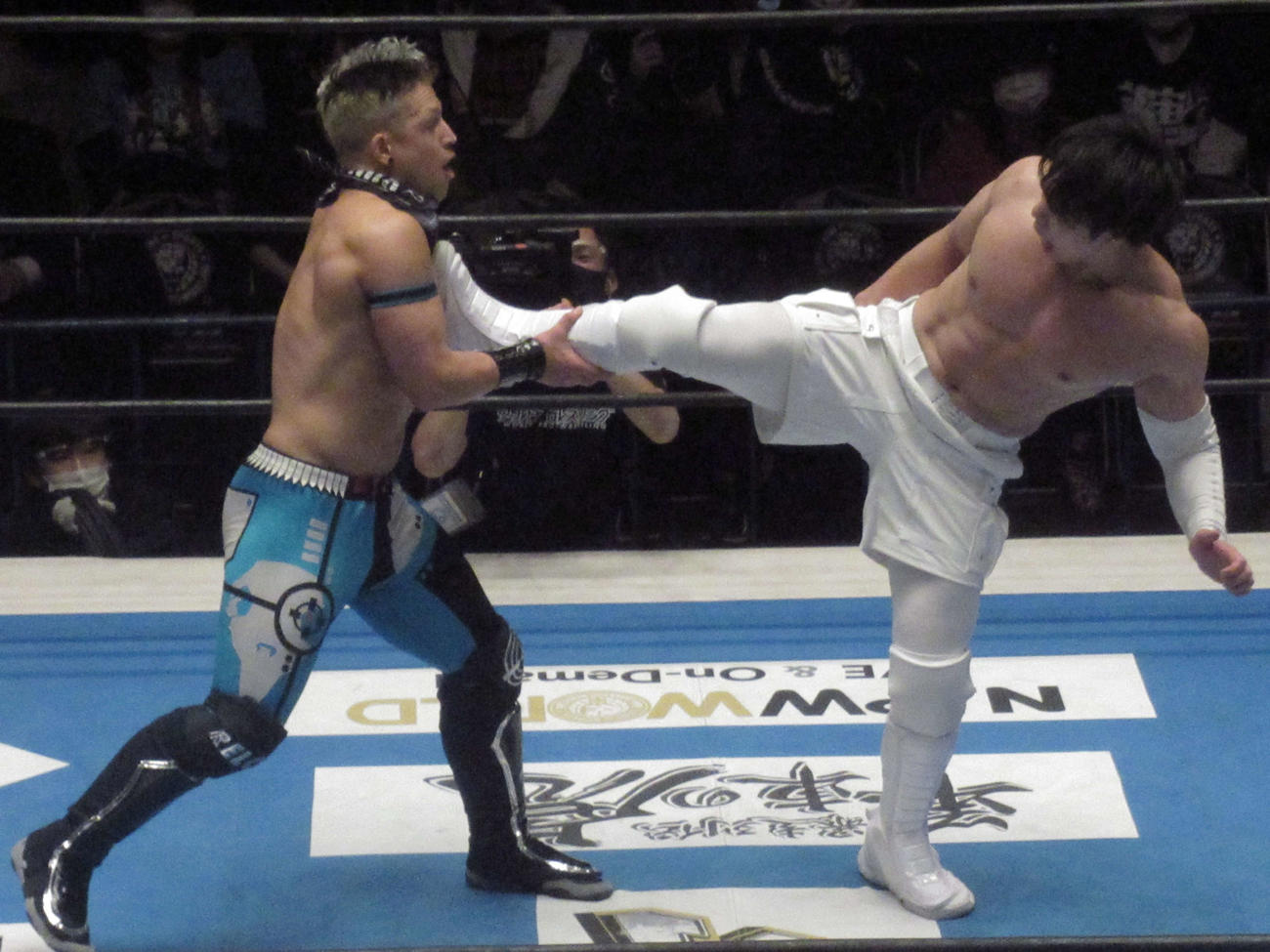 イーグルス（左）に攻撃するYOH（撮影・勝部晃多）