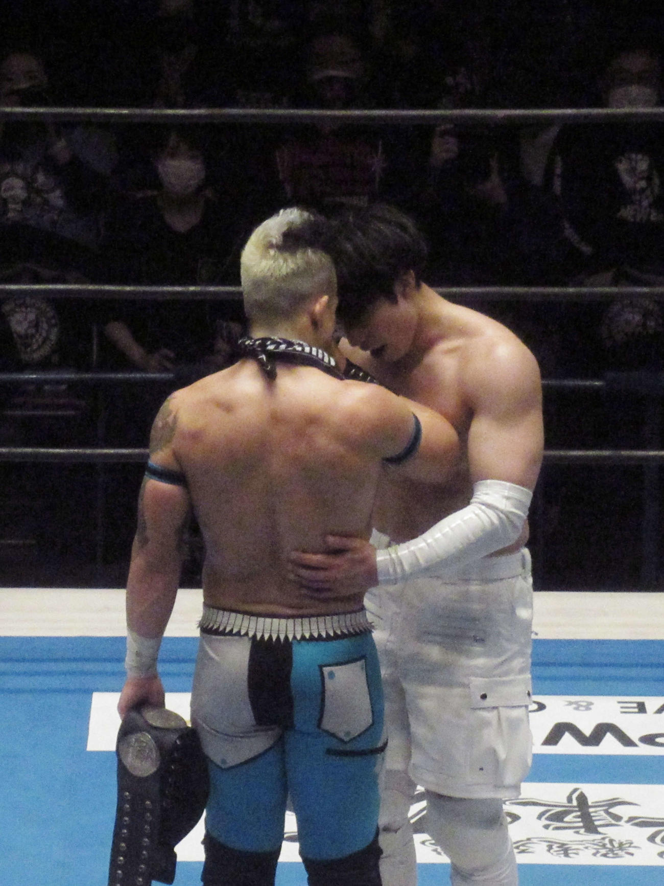 イーグルス（手前）と健闘をたたえあうYOH（撮影・勝部晃多）