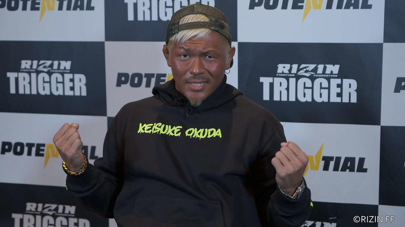 インタビューでポーズを取る奥田（写真提供：RIZIN FF）