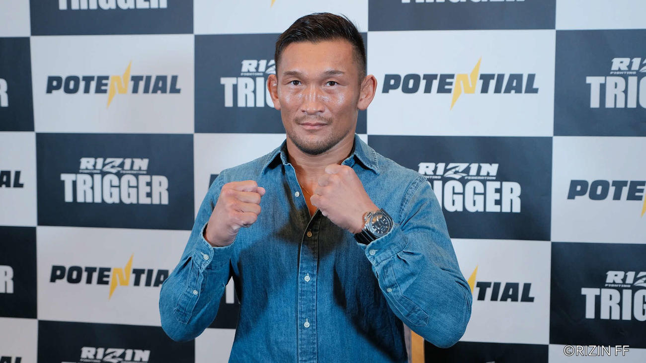 インタビューでポーズを取るストラッサー起一（写真提供：RIZIN FF）