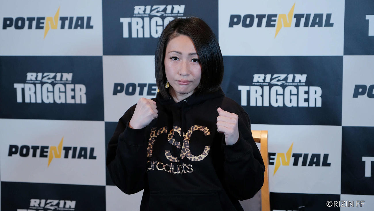インタビューでポーズを取る百花（写真提供：RIZIN FF）
