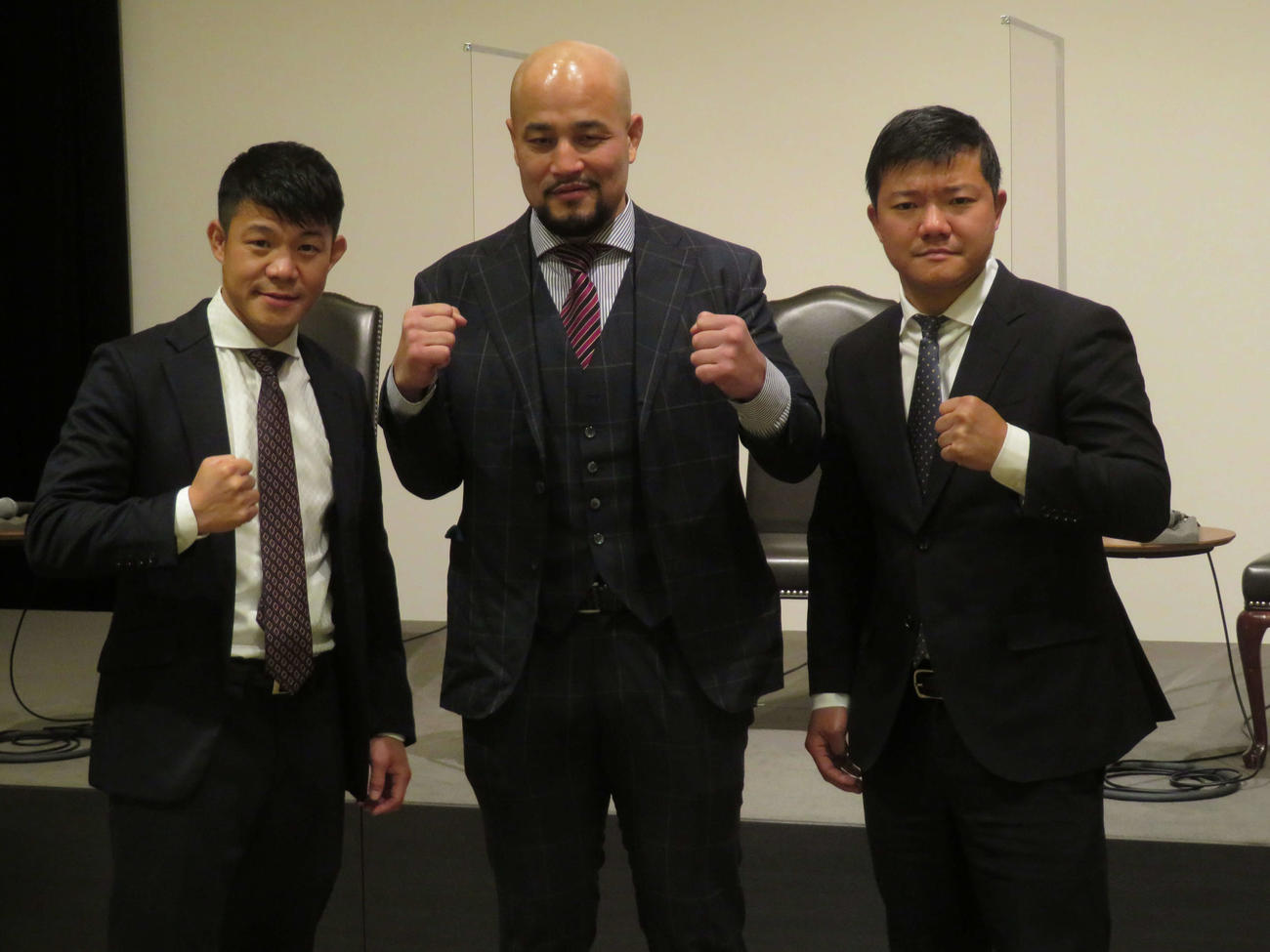 ヘビー級注目の但馬とスパーリング対決する元東洋太平洋クルーザー級王者西島（中央）。左は3150ファイトクラブの亀田興毅会長、右は亀田大毅副会長