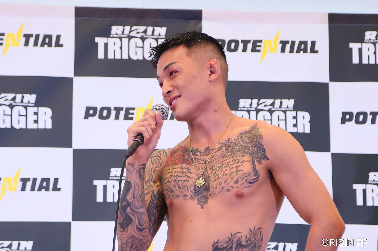 前日計量で笑顔を見せる萩原（写真提供：RIZIN FF）