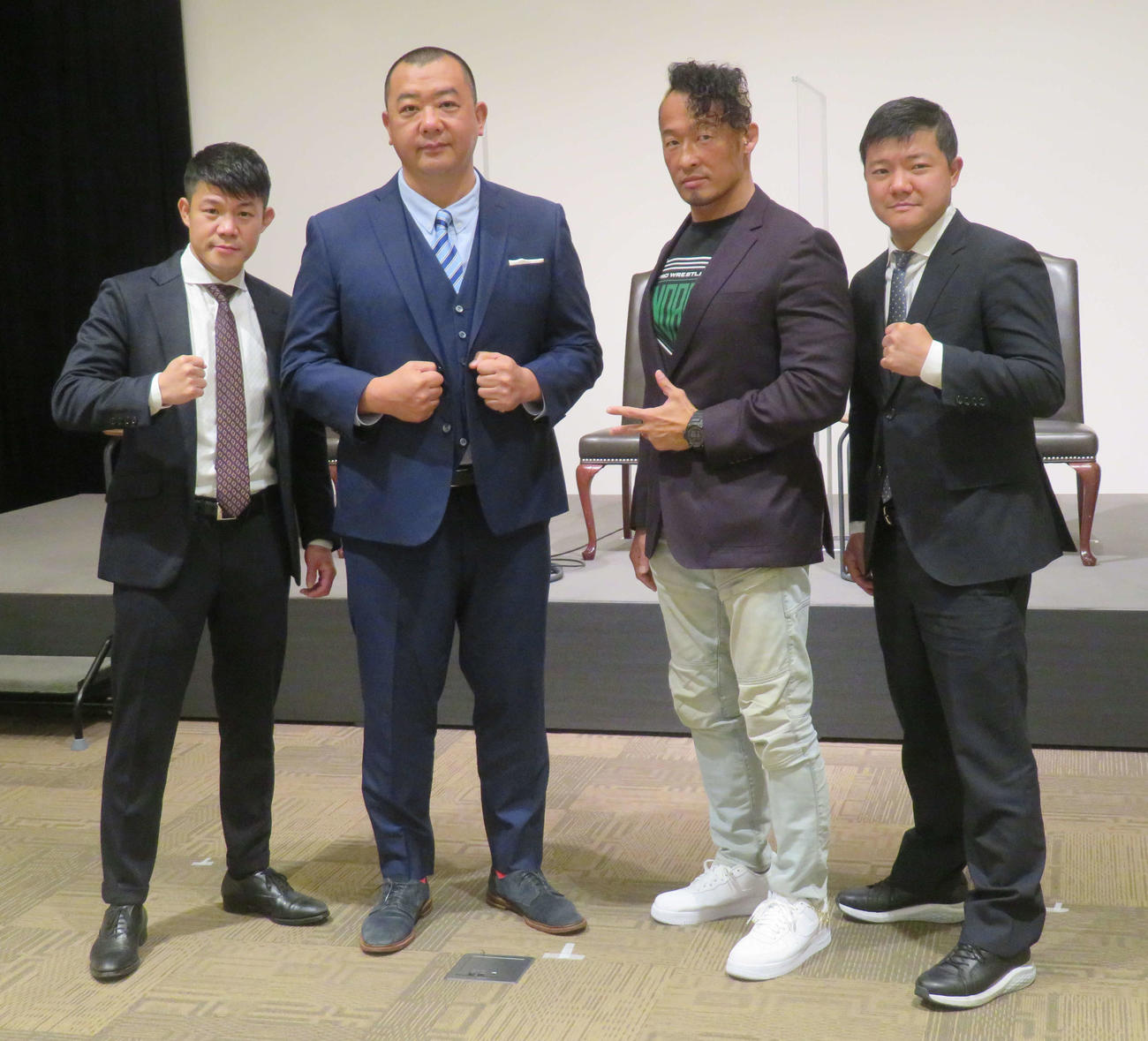 ボクシングのスパーリング形式で対決するTKO木下（左から2人目）とノア丸藤（同3人目）。左端は亀田興毅会長、右端は亀田大毅副会長