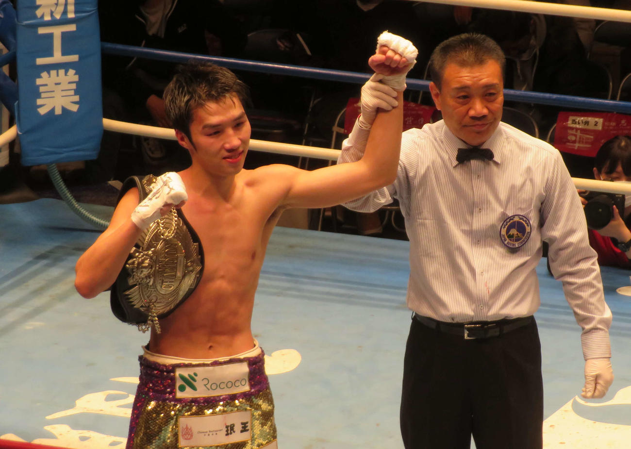初防衛成功の勝ち名乗りを受けた日本フェザー級王者丸田（左）