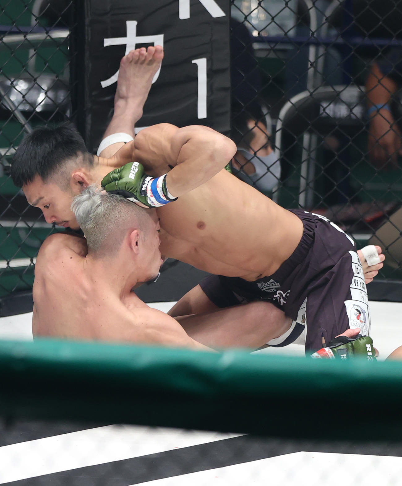 第6試合　釜谷真対ダイキ・ライトイヤー　1回、釜谷（左）を攻撃するダイキ・ライトイヤー（撮影・上山淳一）