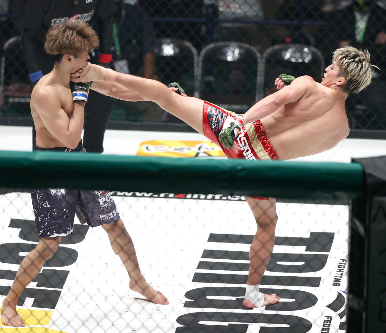 第8試合　鈴木千裕対山本空良　2回、山本（左）にハイキックする鈴木（撮影・上山淳一）