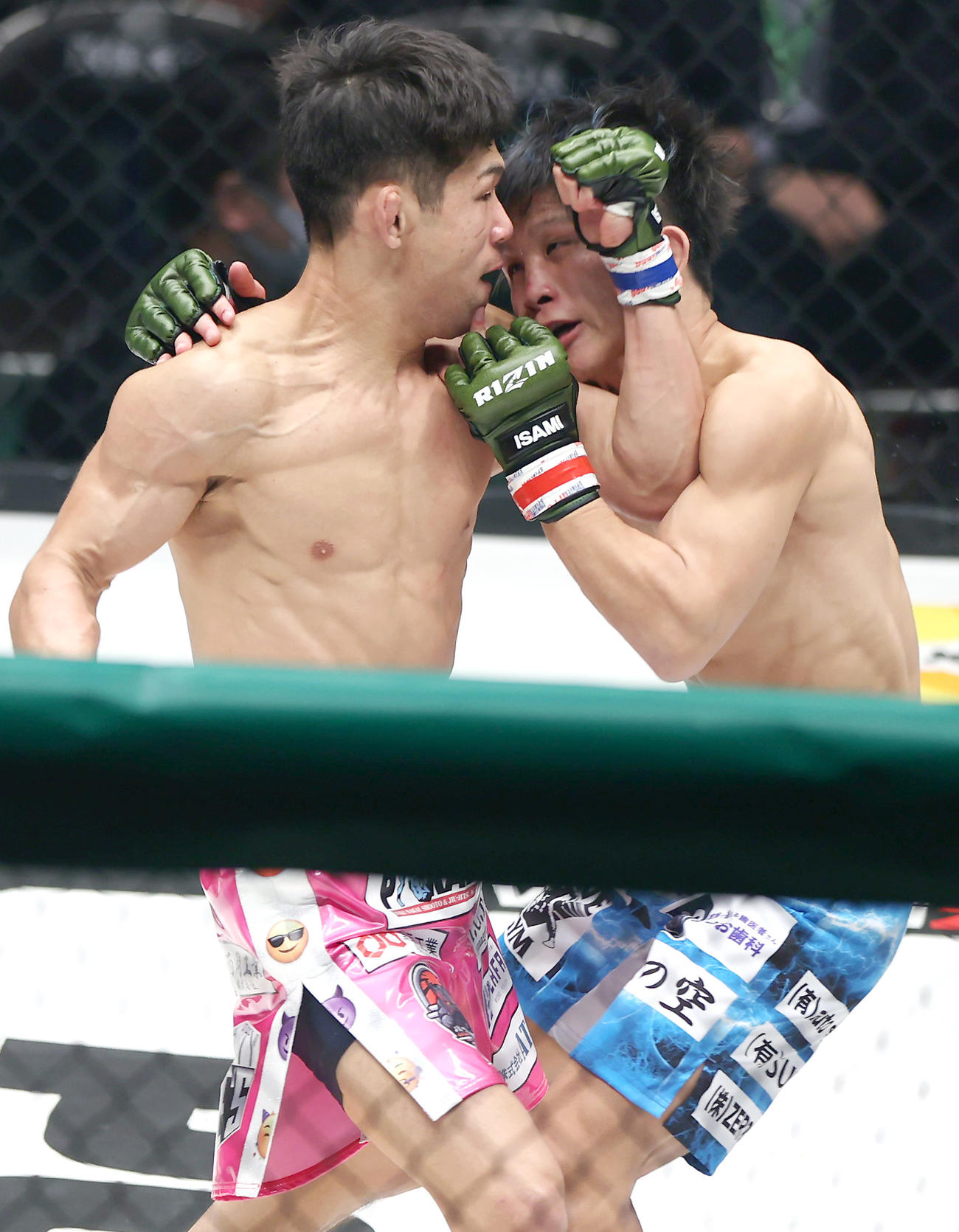 第9試合　竿本樹生対松場貴志　2回、攻撃し合う松場（左）と竿本（撮影・上山淳一）