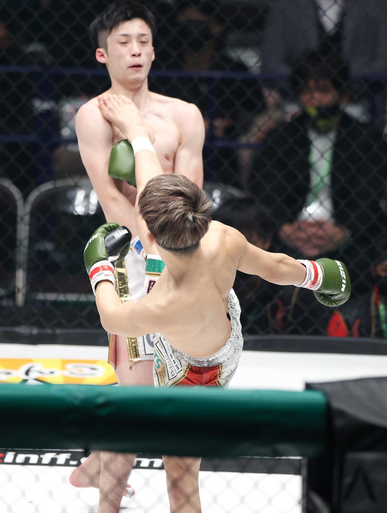第5試合　政所仁対平松郁　2回、平松（上）にハイキックを浴びせダウンを奪う政所（撮影・上山淳一）