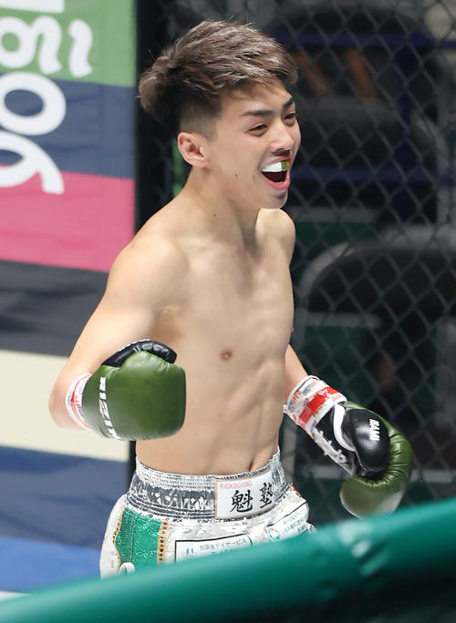 第5試合　政所仁対平松郁　2回、政所は平松からTKO勝ちを収め喜ぶ（撮影・上山淳一）