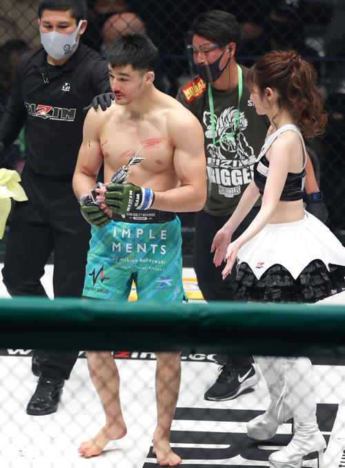 第7試合　奥田啓介対グラント・ボグダノフ　試合に勝利しトロフィーを受け取るボグダノフ（撮影・上山淳一）