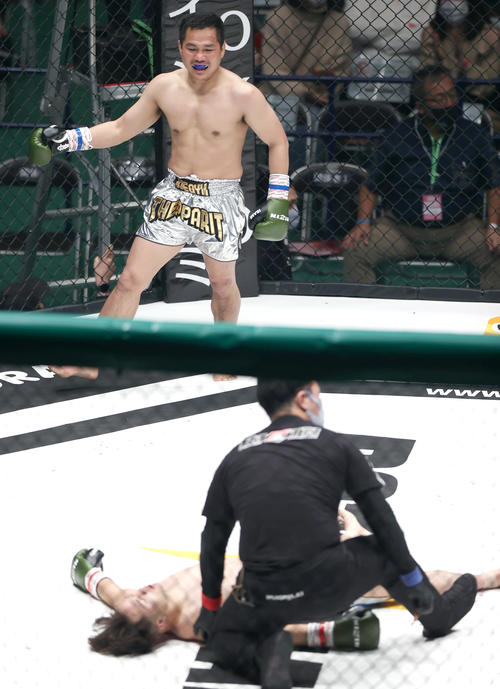 第4試合　市村大斗対テーパリット・ジョウジム　2回、市村（手前）にTKO勝ちし、喜ぶジョウジム（撮影・上山淳一）