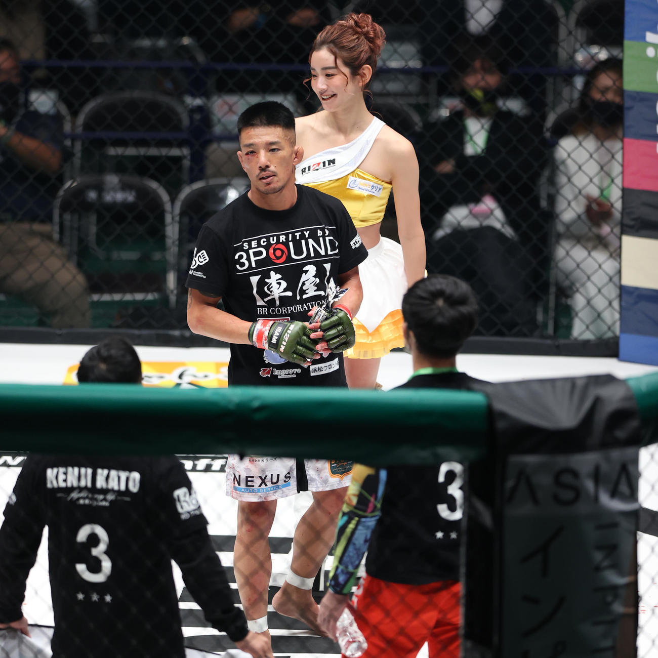 第2試合　加藤ケンジ対藤原克也　試合に勝利しトロフィーを受け取る加藤（撮影・上山淳一）
