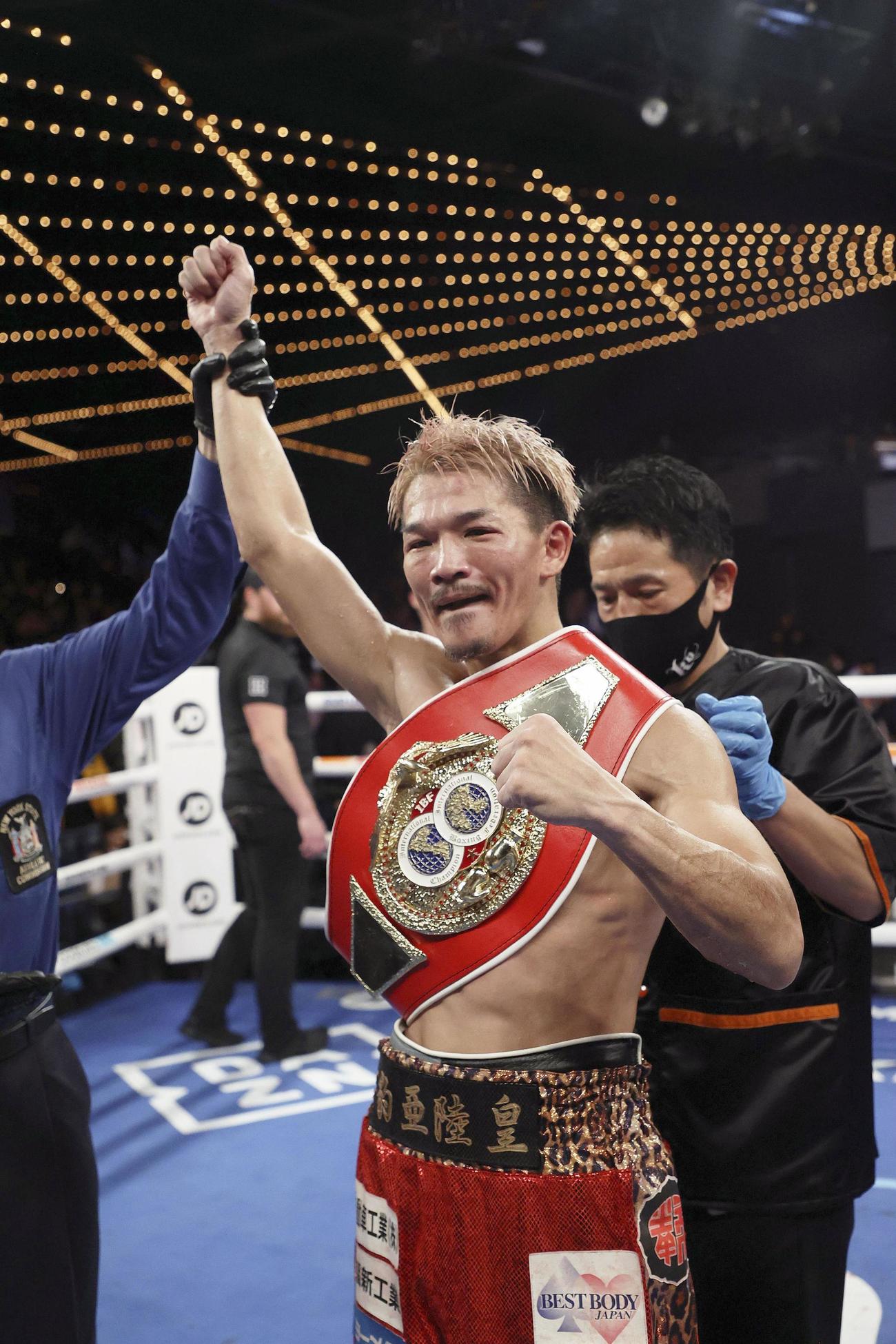 IBFスーパーフェザー級の新王者となり、喜ぶ尾川堅一（ゲッティ＝共同）