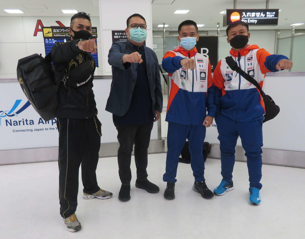 12月14日、WBAスーパー、IBF世界バンタム級王者井上に挑戦するディパエン（左から3番目）が陣営とともに来日