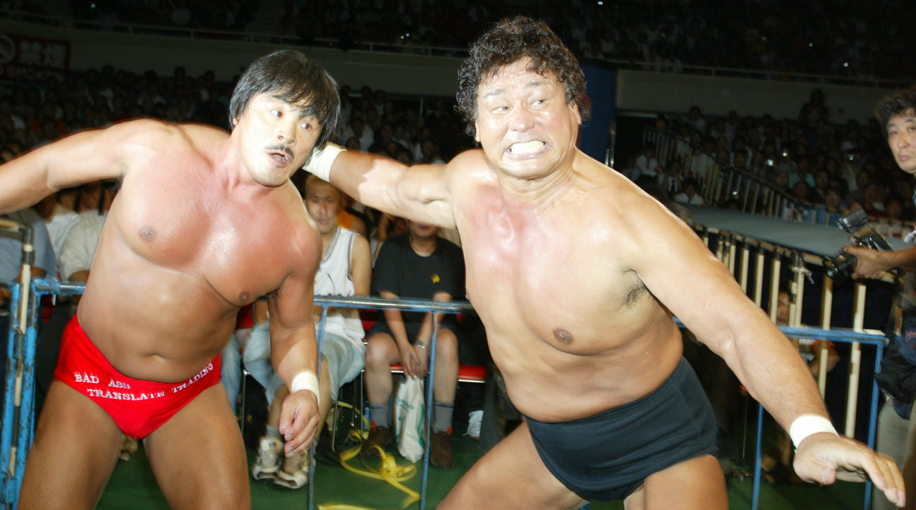 2002年8月30日、全日本プロレス日本武道館大会で馳（左）を鉄柱にたたき付ける天龍源一郎