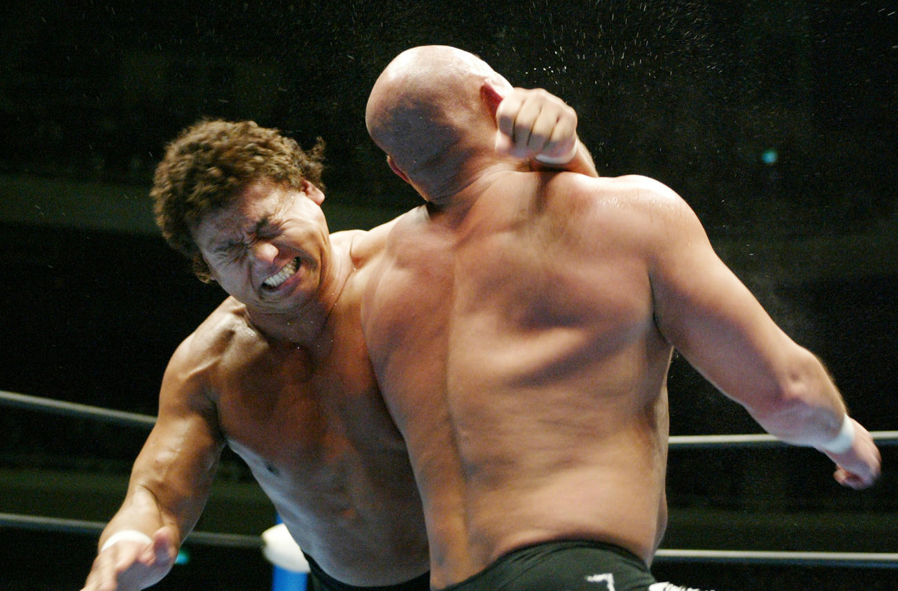 2002年4月13日、全日本プロレス三冠ヘビー級王座決定戦で武藤（右）にラリアットを浴びせる天龍