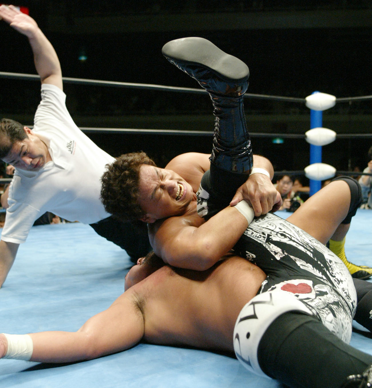 2002年4月13日、武藤（下）にフォール勝ちする天龍